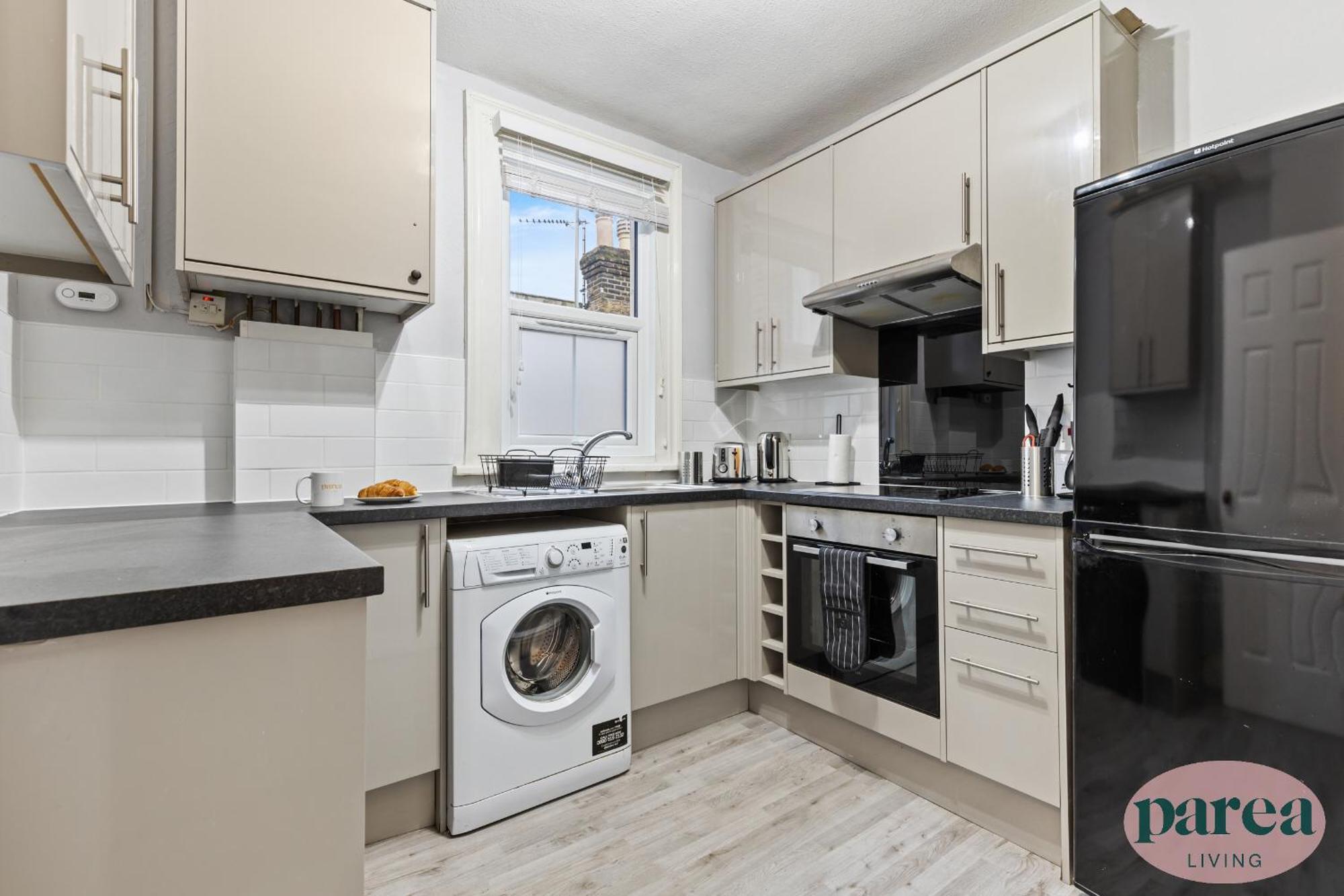 Parea Living - Leytonstone, 2-bedroom Serviced Apartment, Free Parking, Remote Working Лондон