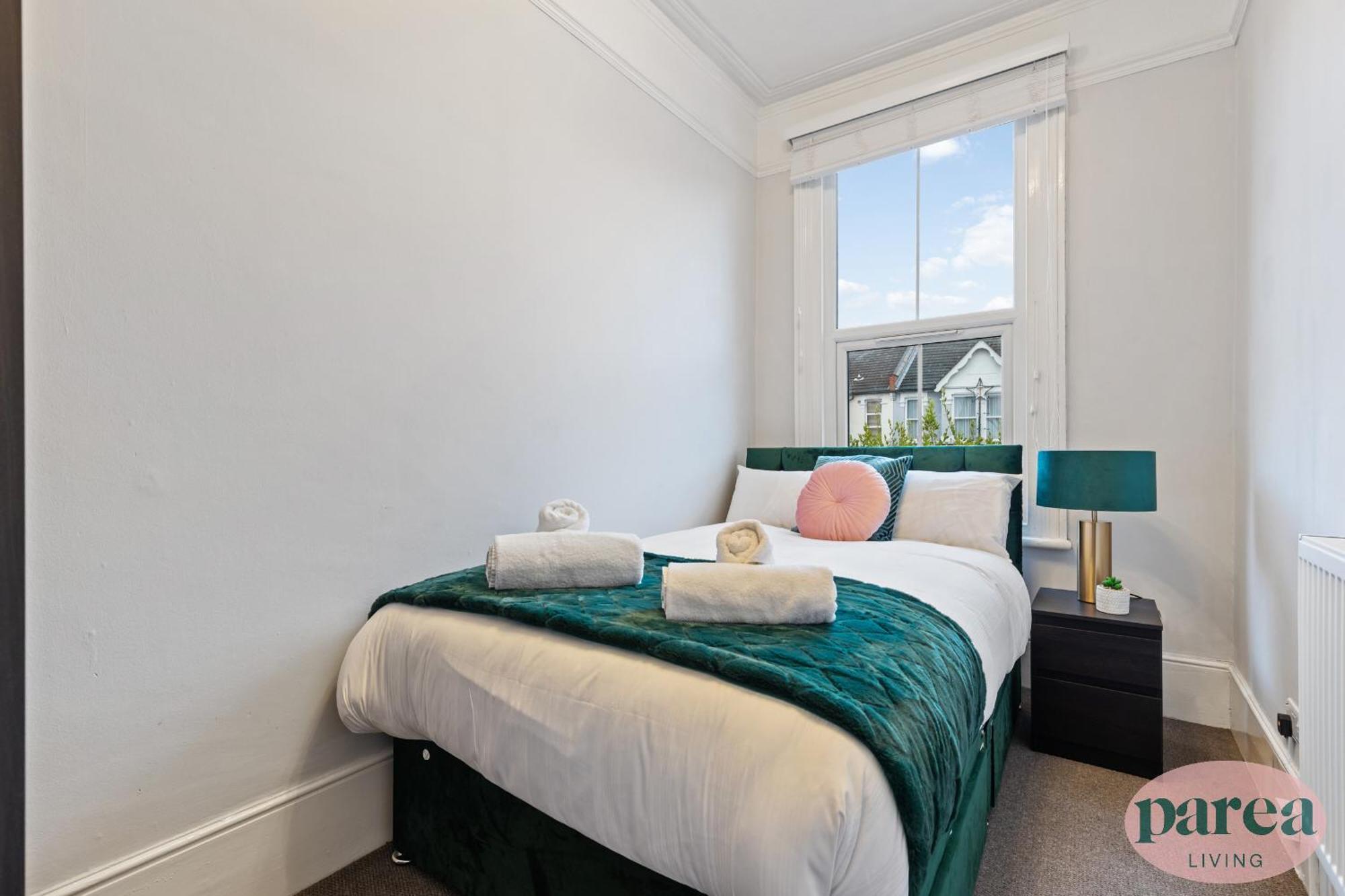 Parea Living - Leytonstone, 2-bedroom Serviced Apartment, Free Parking, Remote Working * Лондон