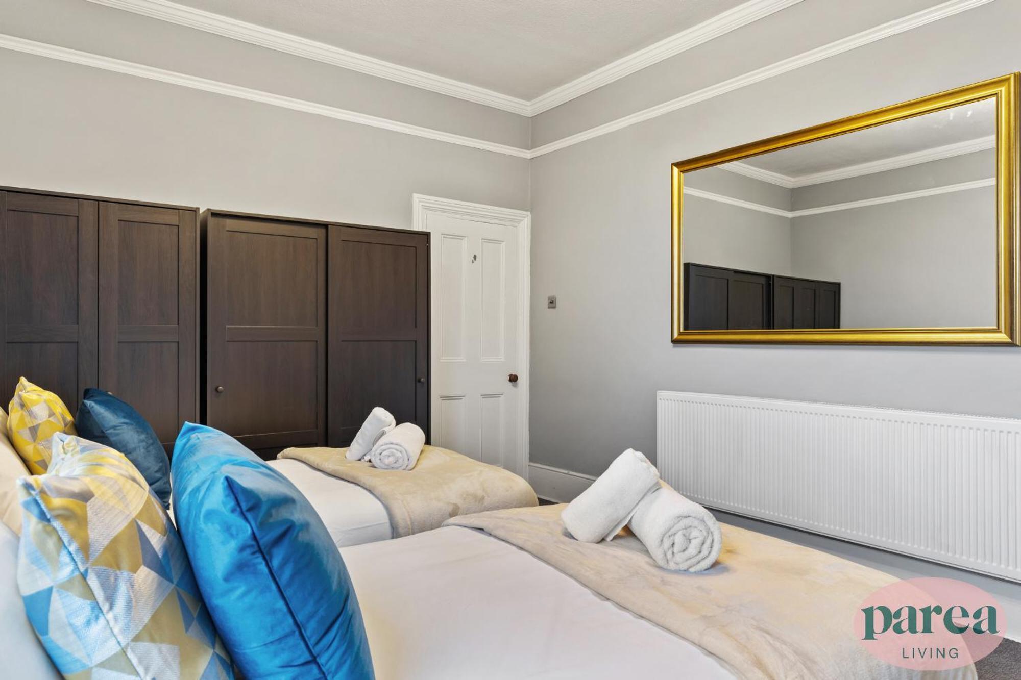 Parea Living - Leytonstone, 2-bedroom Serviced Apartment, Free Parking, Remote Working * Лондон