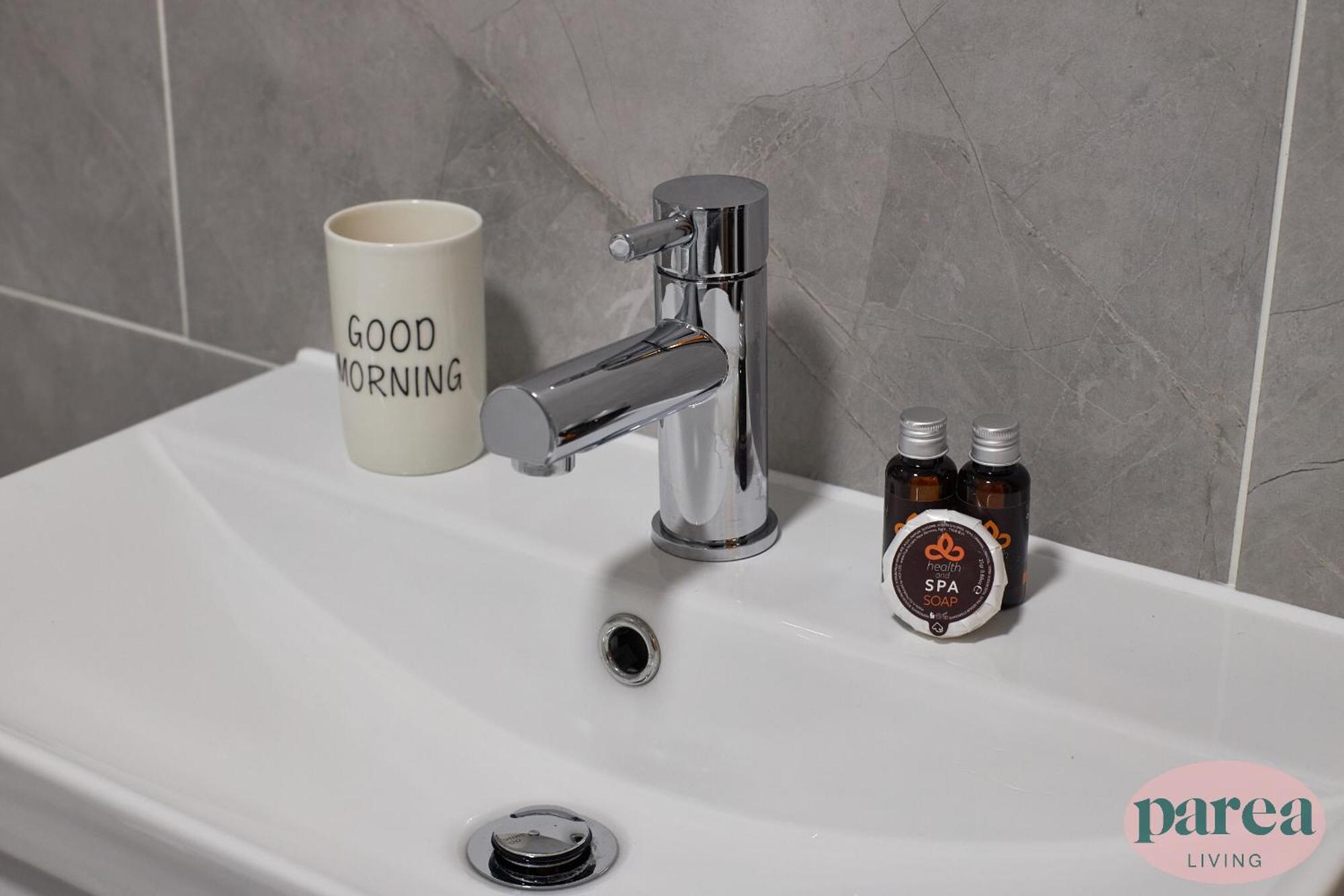 Parea Living - Leytonstone, 2-bedroom Serviced Apartment, Free Parking, Remote Working Апартаменты Лондон