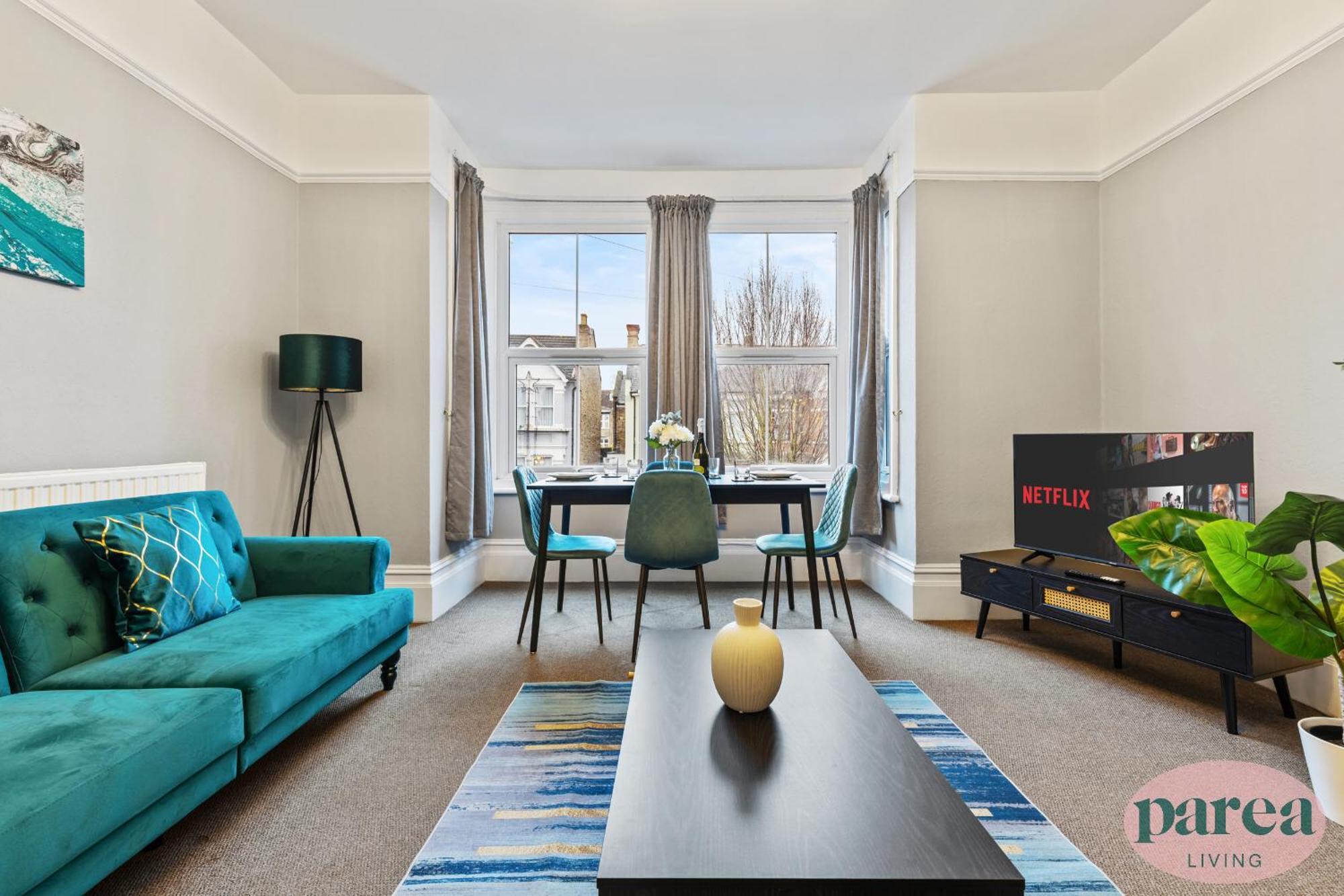 Parea Living - Leytonstone, 2-bedroom Serviced Apartment, Free Parking, Remote Working Лондон